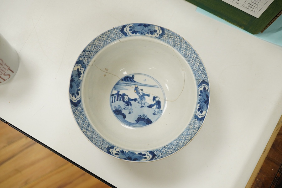 A Chinese blue and white bowl, Kangxi period, 20.5cm diameter